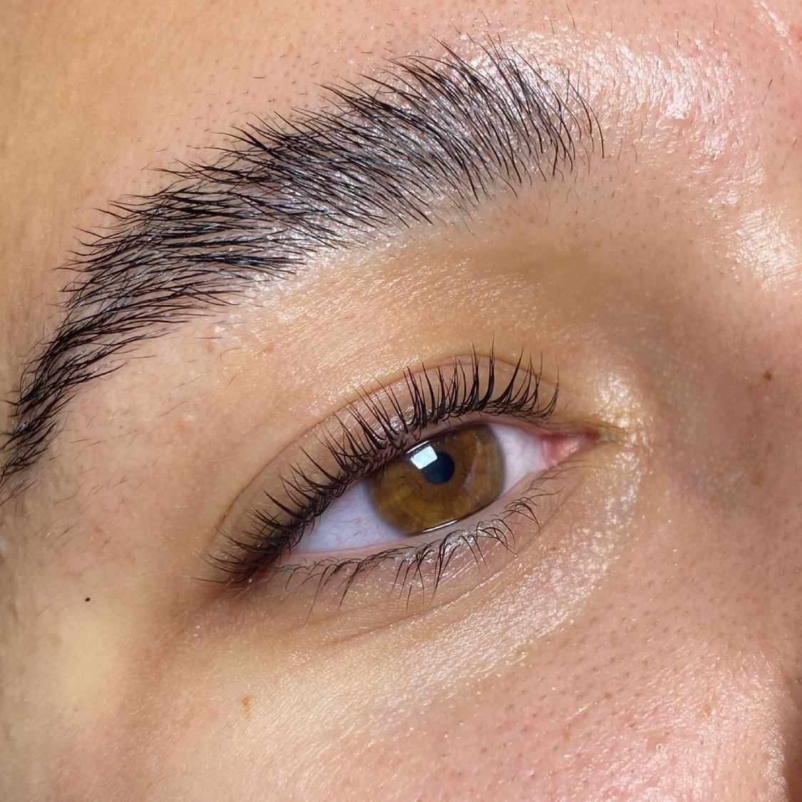 stylizacja brwi Łódź En Ju Studio – perfekcyjny kształt i naturalny efekt